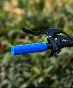 Merkloos ESTARK - Fietshandvatten - Handvatten - Universeel - Fiets Mountainbike Professioneel - Grips - Extra Grip Fietshandvaten -Handvaten - Handig Te Monteren - Anti-slip Fietsen Stuur Bikegrips Stevig - Rubber Blauw - (R-bla) -Bobike SHOP 550x550 320